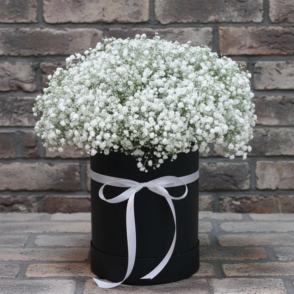 Цветочная композиция из Гипсофила в шляпной коробке в Черепаново