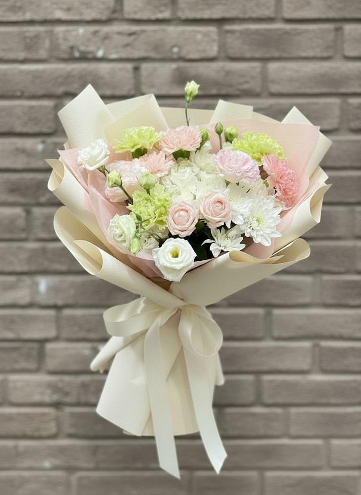 Букет цветов из: Гвоздики, Розы, Лизиантусы и Хризантемы в Черепаново