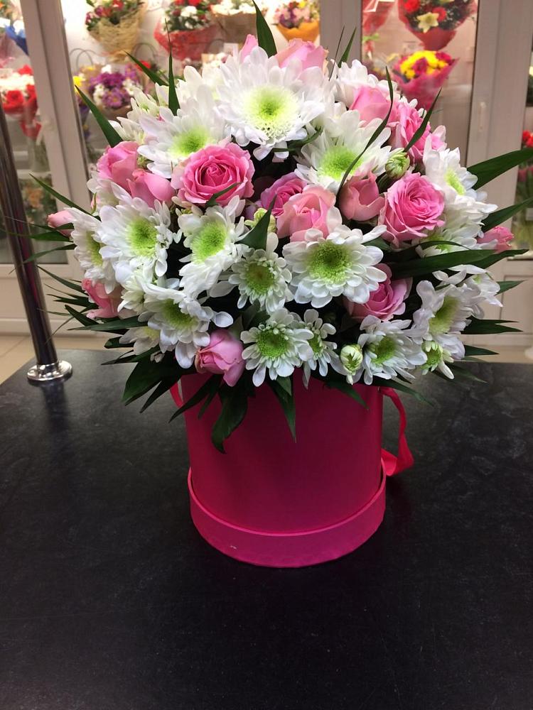 Цветочная композиция из Розы и Хризантемы в шляпной коробке в Черепаново