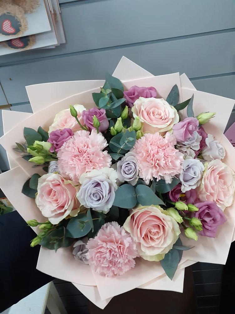 Букет цветов из: Розы, Гвоздики и Лизиантусы в Черепаново